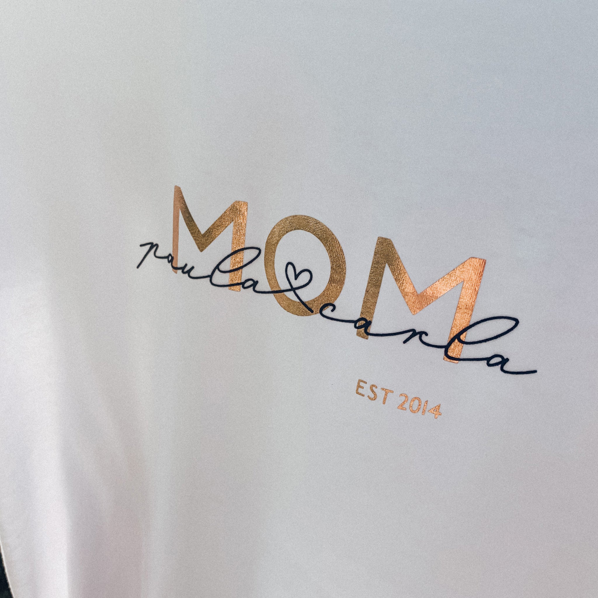T-Shirt "MOM" weiß, personalisierbar