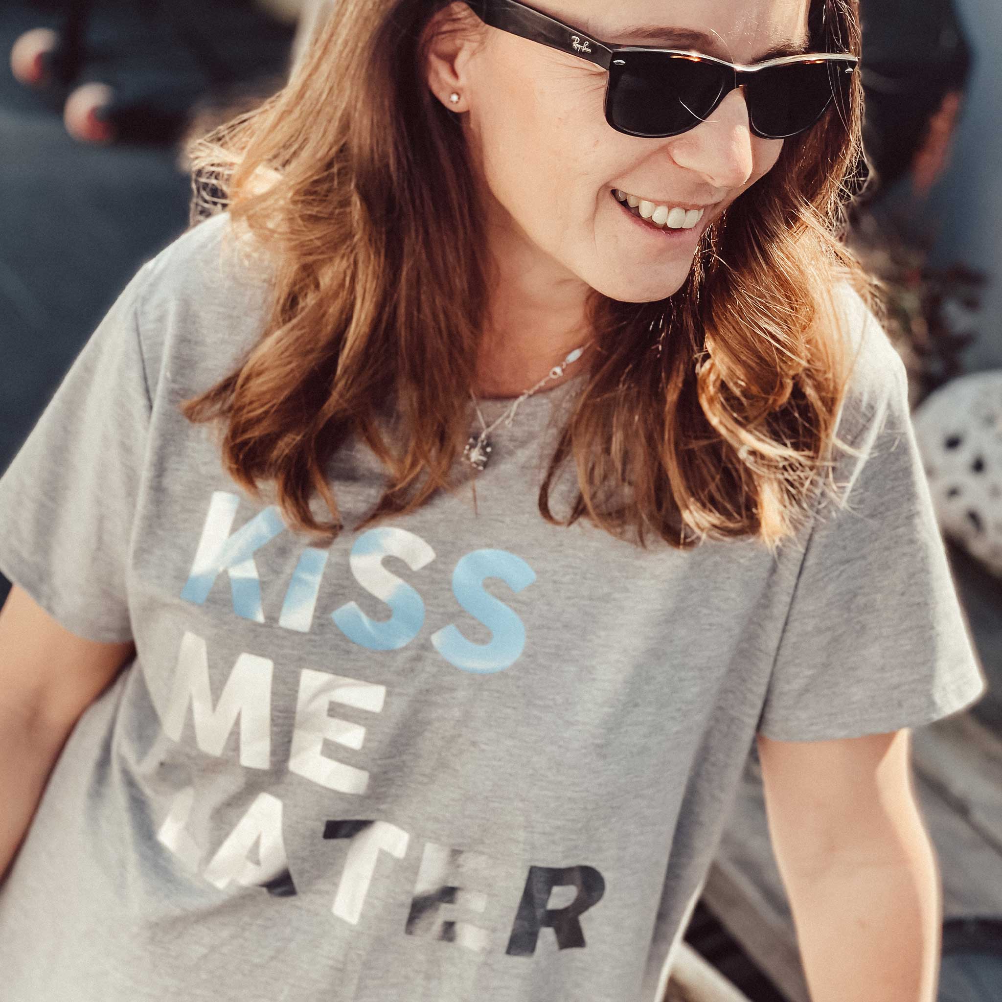 T-Shirt "Kiss me later" in Grau