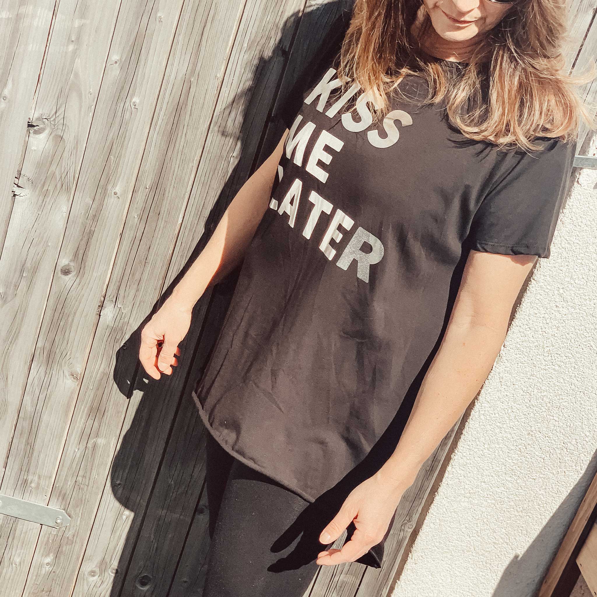T-Shirt "Kiss me later" in Schwarz