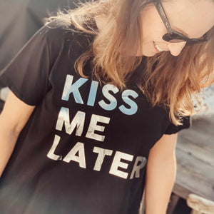 T-Shirt "Kiss me later" in Schwarz